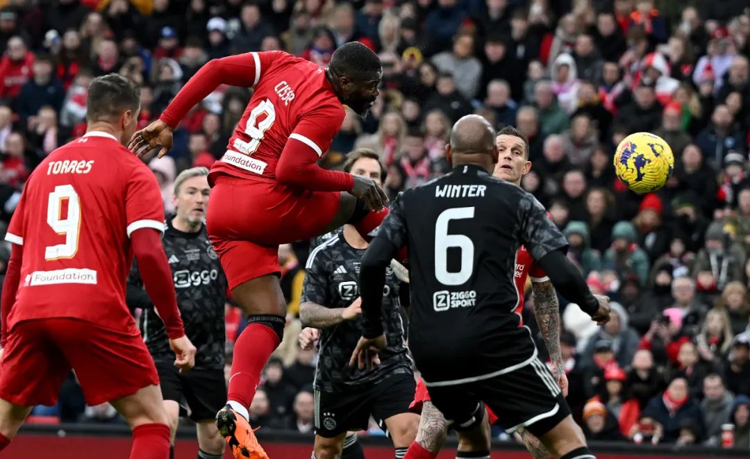 阿贾克斯进攻节奏明快，连续破门得分的简单介绍