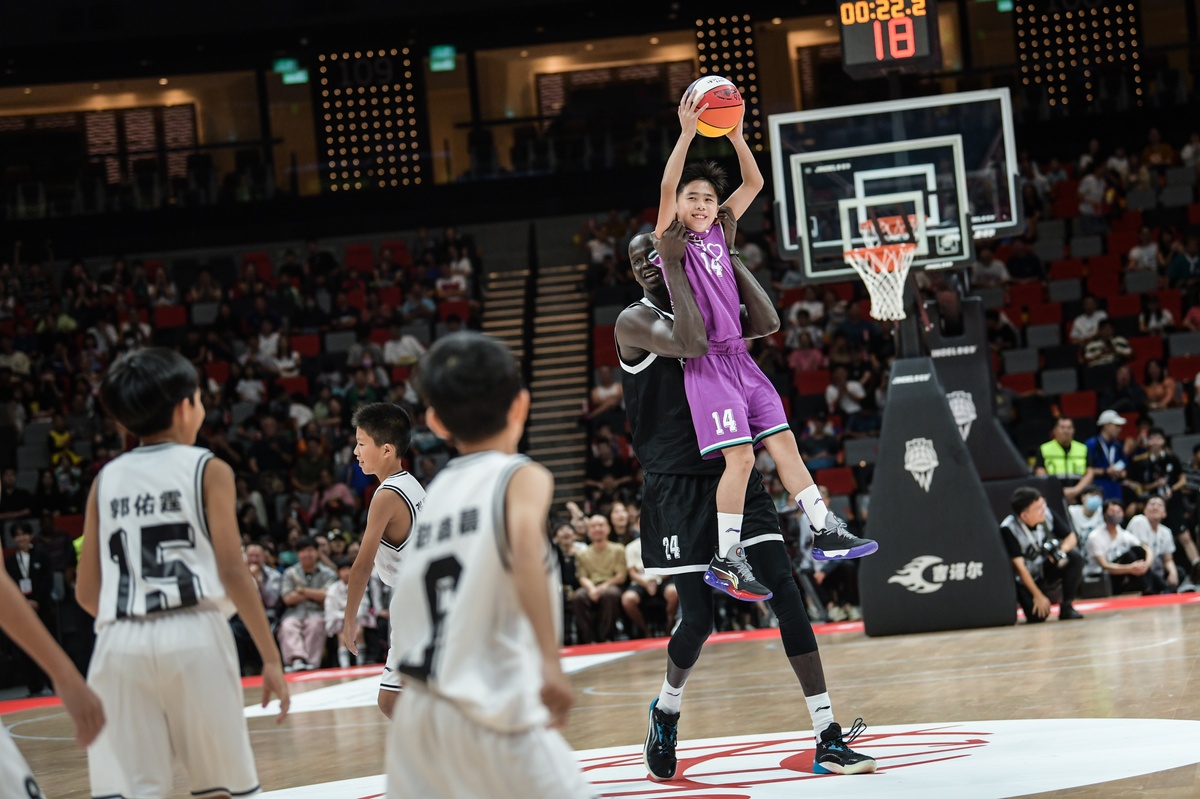 NBA球员参加慈善篮球比赛