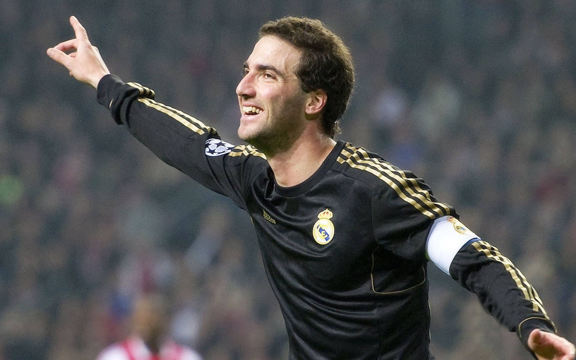 赛道与球场，当F1争冠之夜遇见塔图姆的决胜时刻