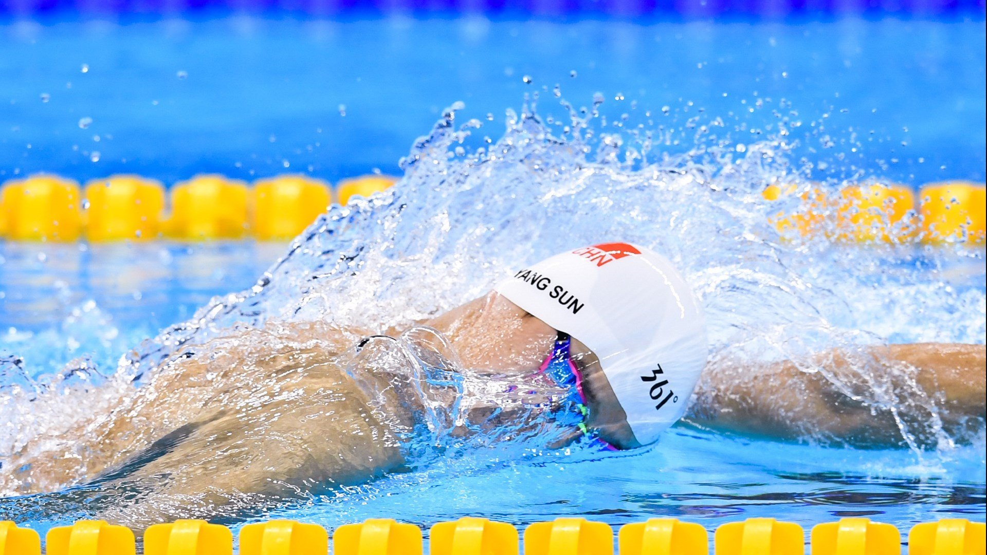 赛道上的戏剧性转折，诺里斯高光表现引领梅赛德斯逆转雷诺车队